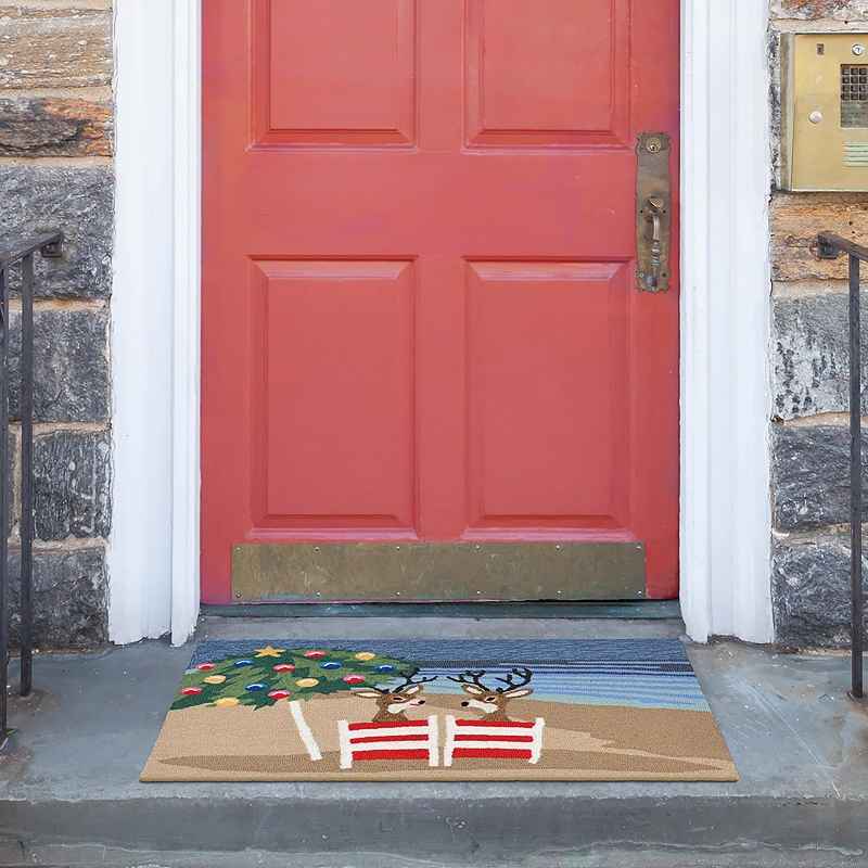 Indoor/Outdoor Hand-Hooked Beach Reindeer Accent Rug
