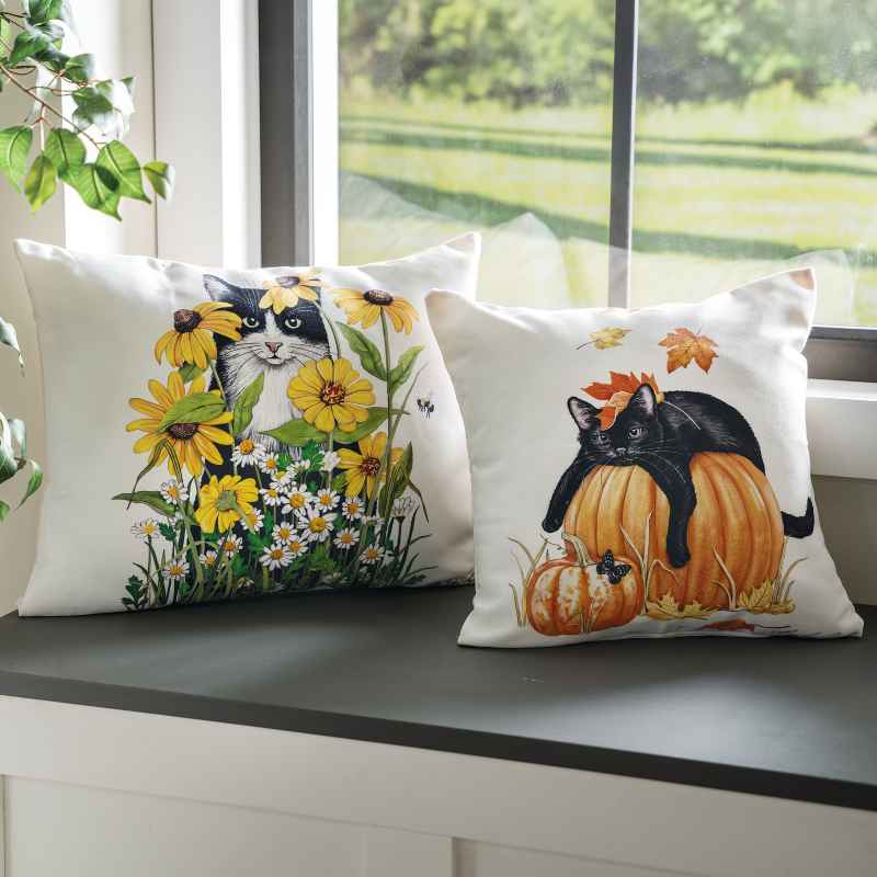 Indoor/Outdoor Cat with Daisies Pillow, 19